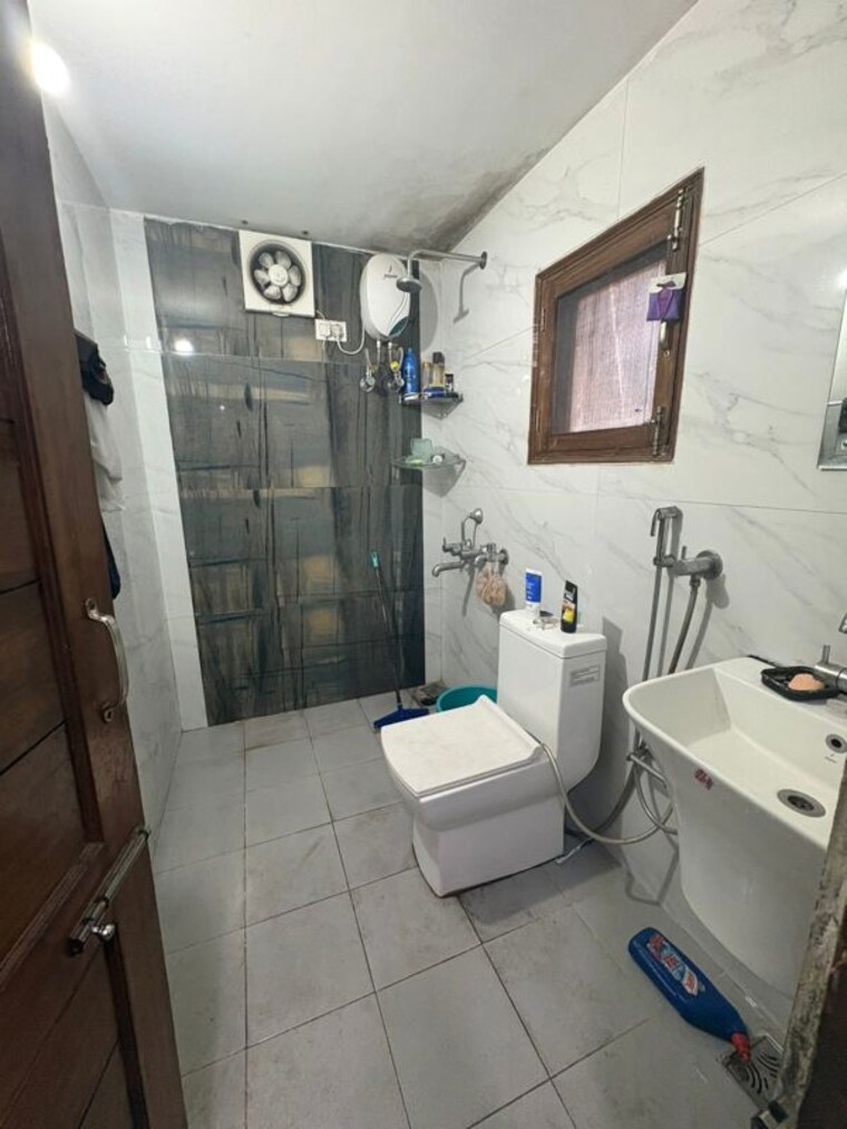 Bathroom, sector 38 3 Bedroom 3100 Sq.Ft. Independent House In Sector 38 Chandigarh 10199259