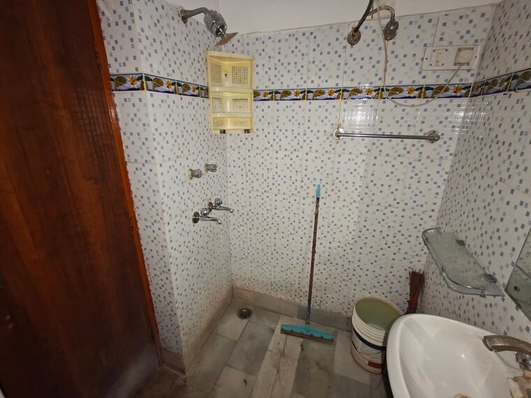 Bathroom, sector 17 1 Bedroom 1200 Sq.Ft. Independent House In Sector 17 Panchkula 10210981