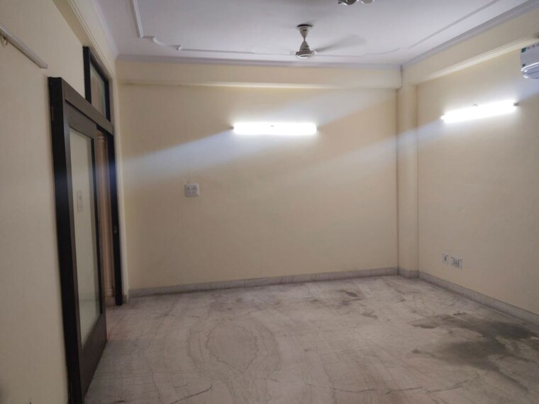 Room, sector 52 2 Bedroom 112 Sq.Mt. Builder Floor In Sector 52 Noida 10353102