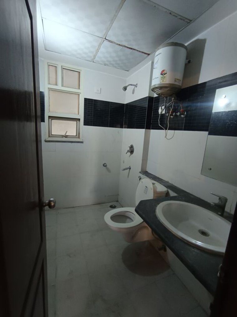 Team Area, emerald-green 3 Bedroom 2300 Sq.Ft. Apartment In Sector 52 Gurgaon 10353082