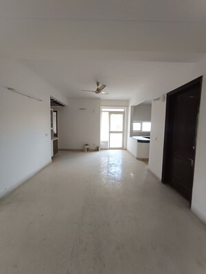 Room in 3 BHK Apartment at Emerald Green, Sector 52 – for Rent