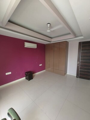 Room in 3 BHK Builder Floor at Sector 57 – for Rent