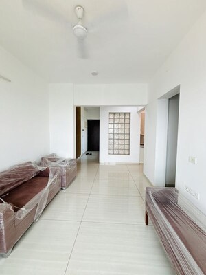 Room in 2 BHK Apartment at Sheth Golden Willows, Mulund West – for Rent