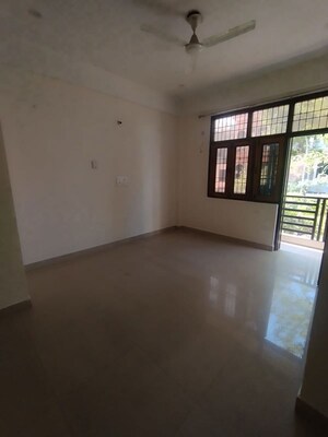 Room in 2 BHK Builder Floor at Beta Ii Greater Noida – for Rent