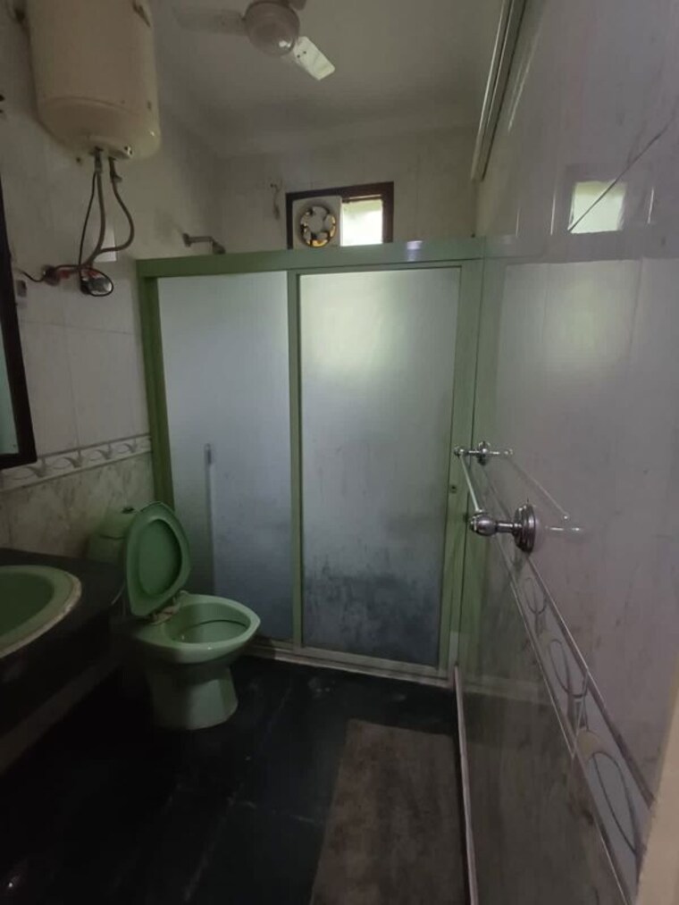 Bathroom, zamrudpur 3 Bedroom 1950 Sq.Ft. Apartment In Zamrudpur Delhi 10353299