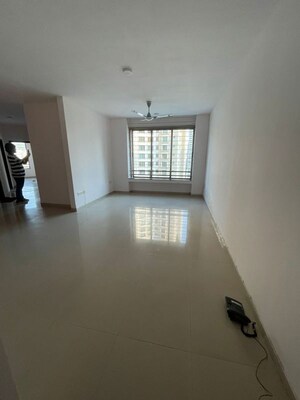 Room in 2 BHK Apartment at Oberoi Realty Park View, Kandivali East – for Rent