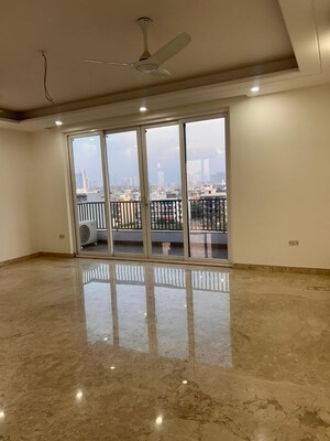 Room in 3.5 BHK Apartment at Sector 52 – for Rent