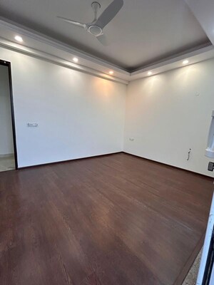 Room in 3.5 BHK Apartment at Sector 52 – for Rent