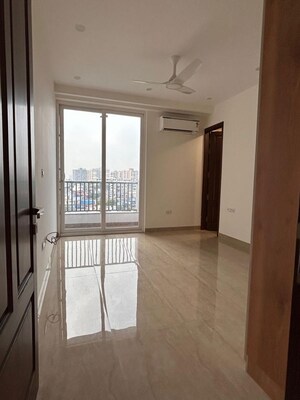Room in 3.5 BHK Apartment at Sector 52 – for Rent