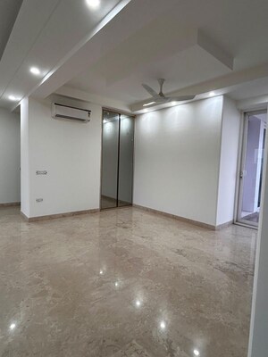 Room in 3.5 BHK Apartment at Sector 52 – for Rent