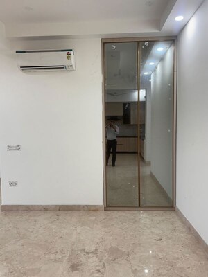 Room in 3.5 BHK Apartment at Sector 52 – for Rent