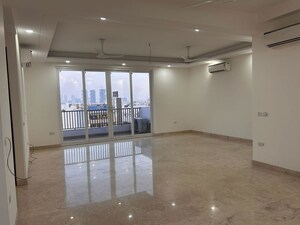 Room in 3.5 BHK Apartment at Sector 52 – for Rent