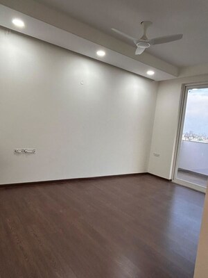 Room in 3.5 BHK Apartment at Sector 52 – for Rent