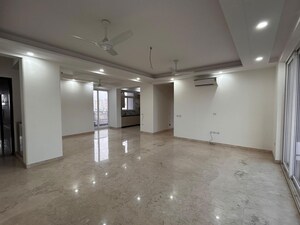 Room in 3.5 BHK Apartment at Sector 52 – for Rent