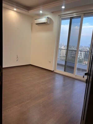 Room in 3.5 BHK Apartment at Sector 52 – for Rent