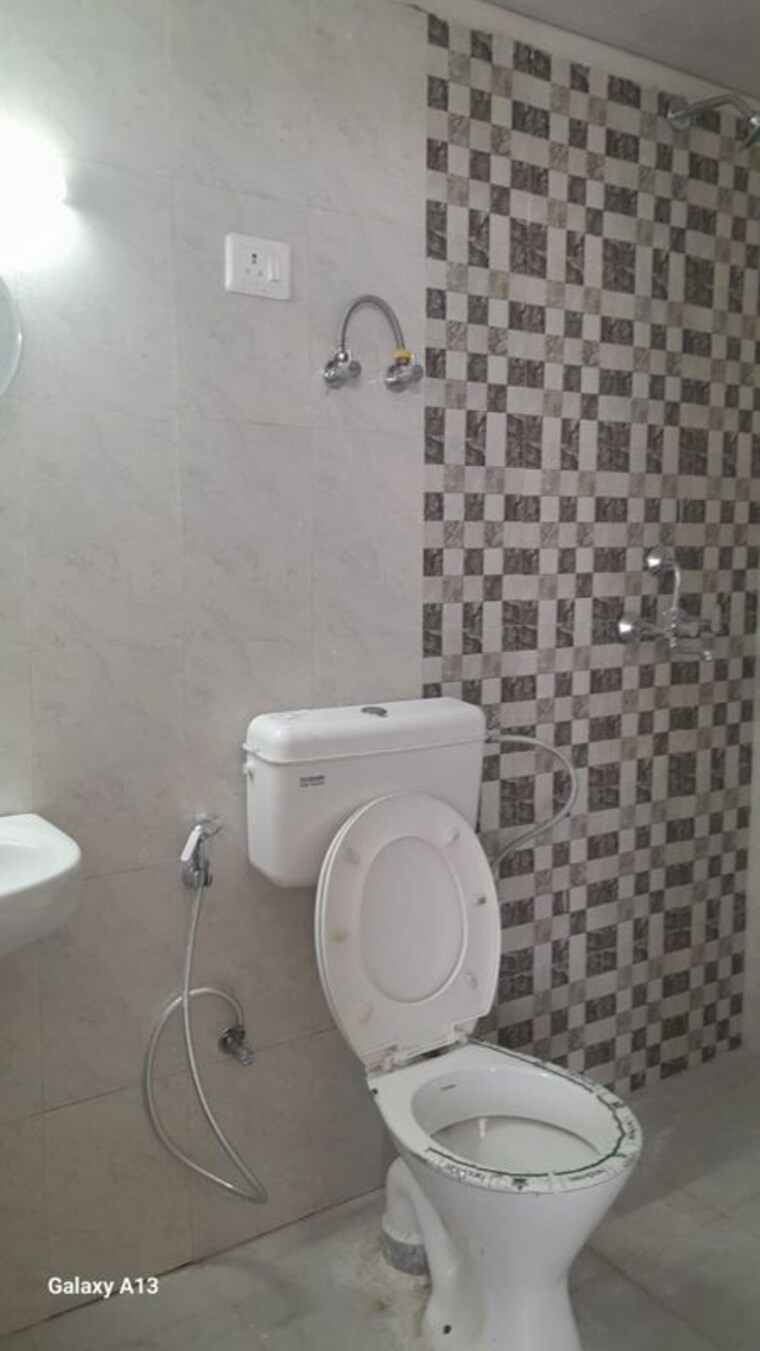 Bathroom, pareena-om-apartments 2 Bedroom 671 Sq.Ft. Apartment In Sector 112 Gurgaon 10353573