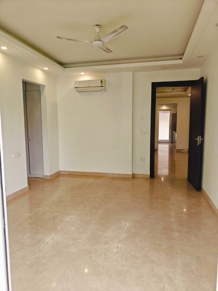 Room, south city 1 3.5 Bedroom 240 Sq.Yd. Builder Floor In South City 1 Gurgaon 10353596