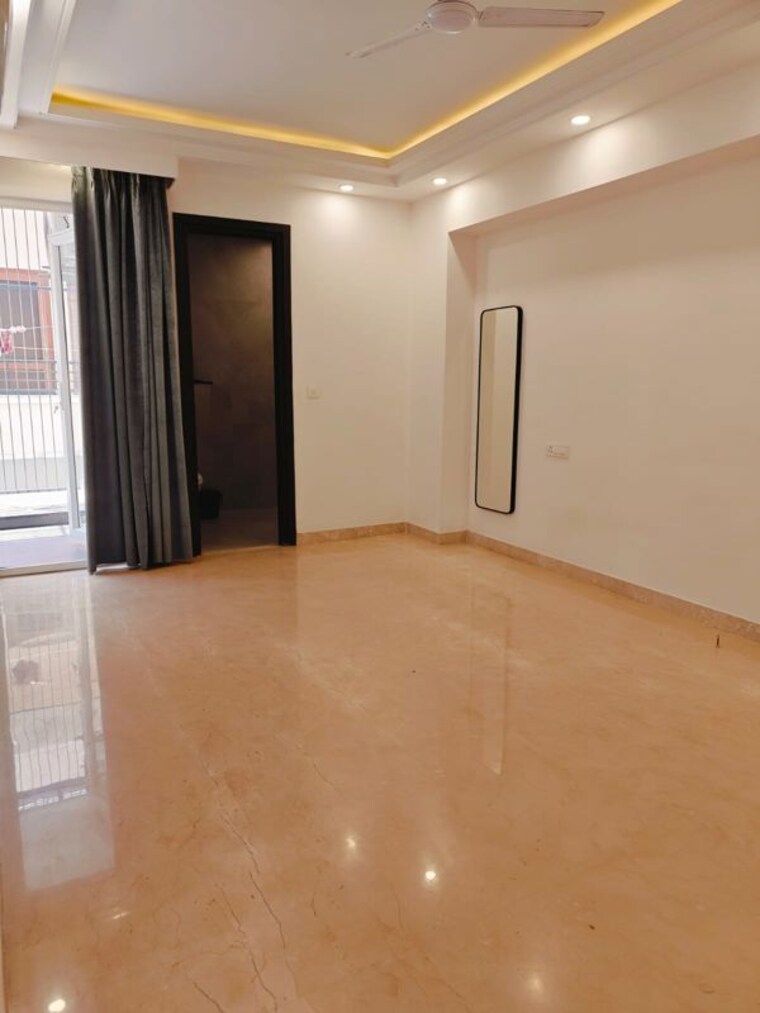 Room, south city 1 3.5 Bedroom 240 Sq.Yd. Builder Floor In South City 1 Gurgaon 10353596