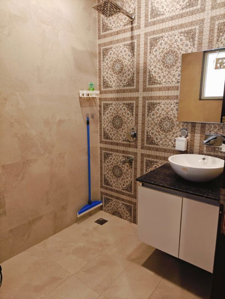 Bathroom, south city 1 3.5 Bedroom 240 Sq.Yd. Builder Floor In South City 1 Gurgaon 10353596