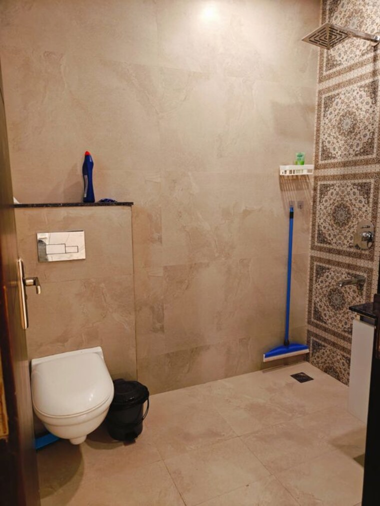 Bathroom, south city 1 3.5 Bedroom 240 Sq.Yd. Builder Floor In South City 1 Gurgaon 10353596