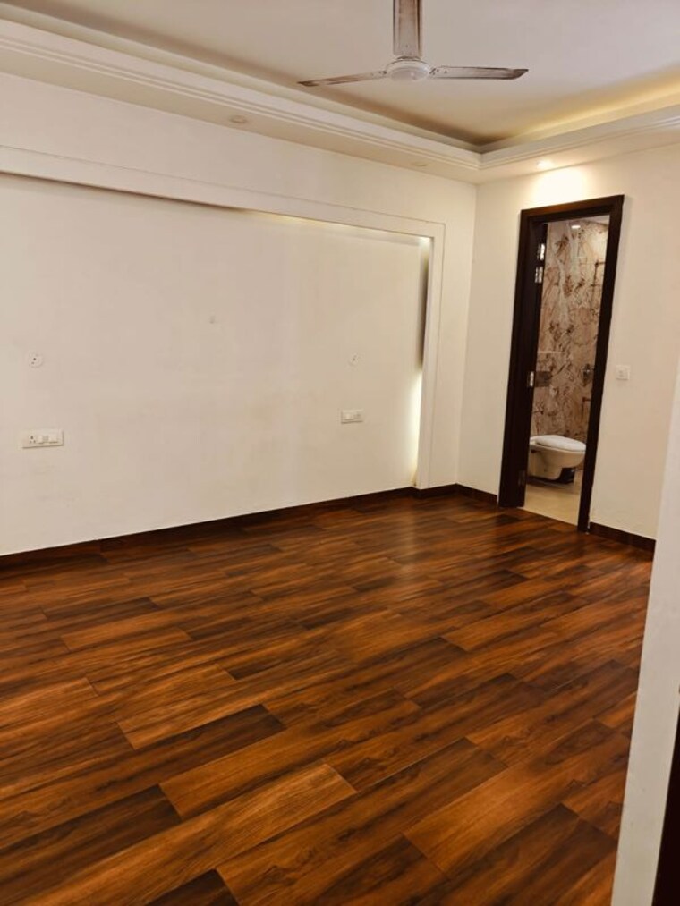 Room, south city 1 3.5 Bedroom 240 Sq.Yd. Builder Floor In South City 1 Gurgaon 10353596