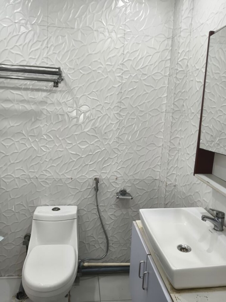 Bathroom, greater kailash i Studio 600 Sq.Ft. Builder Floor In Greater Kailash I Delhi 10353593