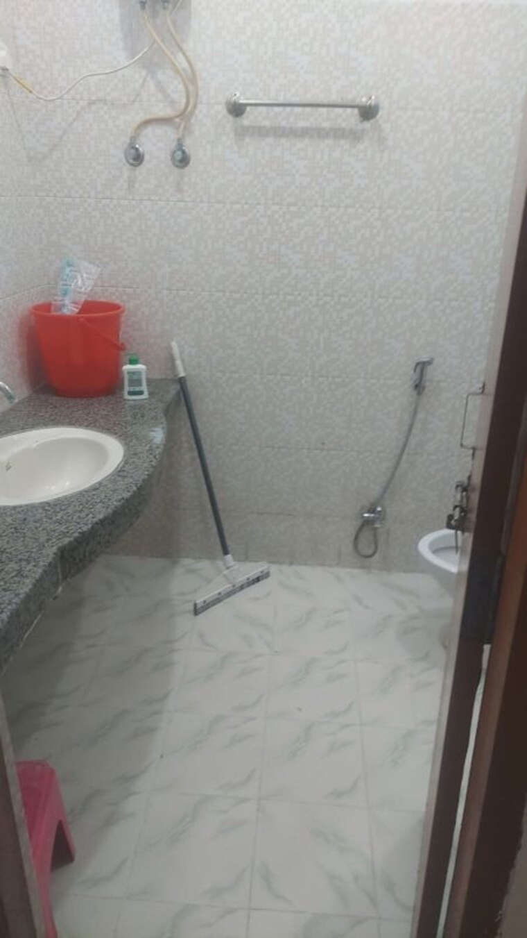 Bathroom, alaknanda-apartment-gomti-nagar 2 Bedroom 1500 Sq.Ft. Apartment In Gomti Nagar Lucknow 10353605
