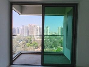 Room in 3 BHK Apartment at Kalpataru Immensa G, Kolshet Road – for Rent