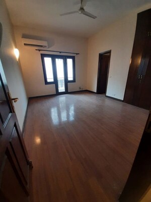 Room in 4 BHK Builder Floor at Panchsheel Park – for Rent