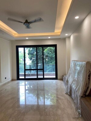 Room in 3 BHK Builder Floor at Sushant Lok I – for Rent
