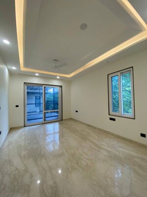 Room in 3 BHK Builder Floor at Sushant Lok I – for Rent