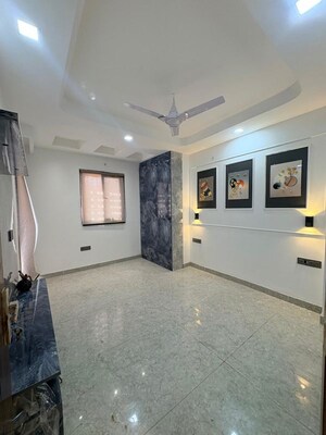 Room in 3 BHK Builder Floor at Sushant Lok I – for Rent
