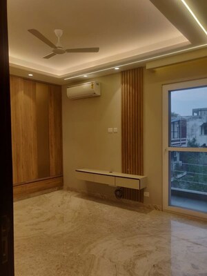 Room in 3 BHK Builder Floor at Sushant Lok I – for Rent