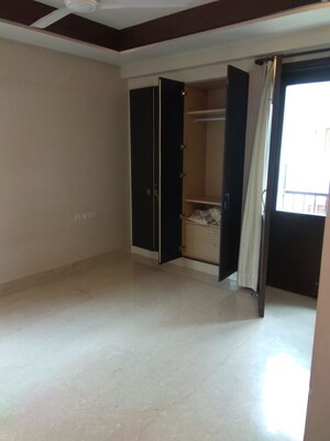 Room in 4 BHK Builder Floor at Safdarjung Development Area – for Rent