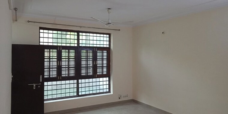 Room, sector 135 4 Bedroom 180 Sq.Mt. Independent House In Sector 135 Noida 10354002