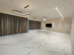 Room in 4 BHK Apartment at Windsor Grande Residences, Andheri West – for Sale