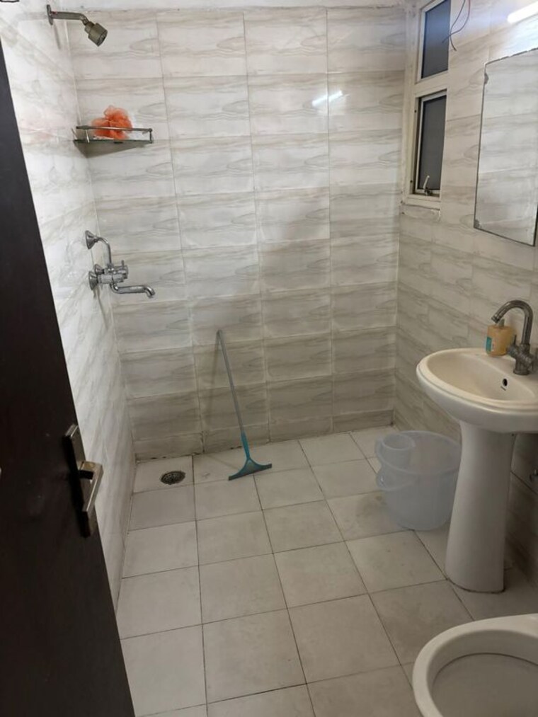 Bathroom, gaur-city-mall 1 Bedroom 550 Sq.Ft. Apartment In Sector 4 Greater Noida Greater Noida 10354078