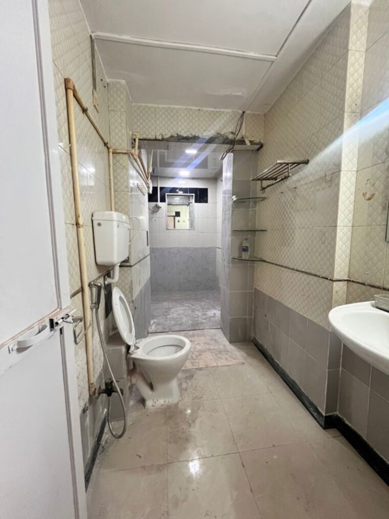 Bathroom, lokhandwala complex 2 Bedroom 1000 Sq.Ft. Apartment In Lokhandwala Complex Mumbai 10354126