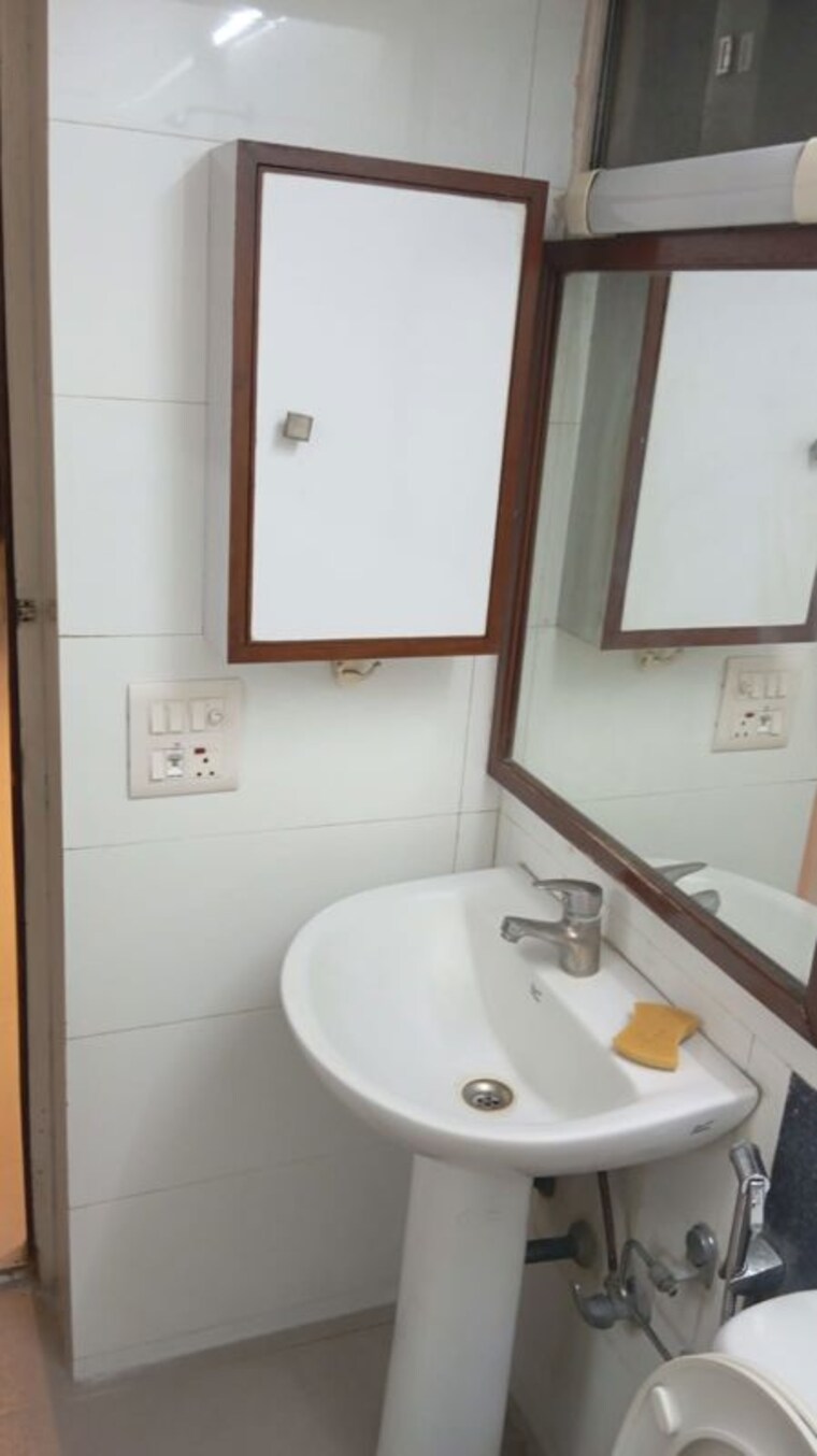 Bathroom, kalkaji 2 Bedroom 1200 Sq.Ft. Builder Floor In Kalkaji Delhi 10354147