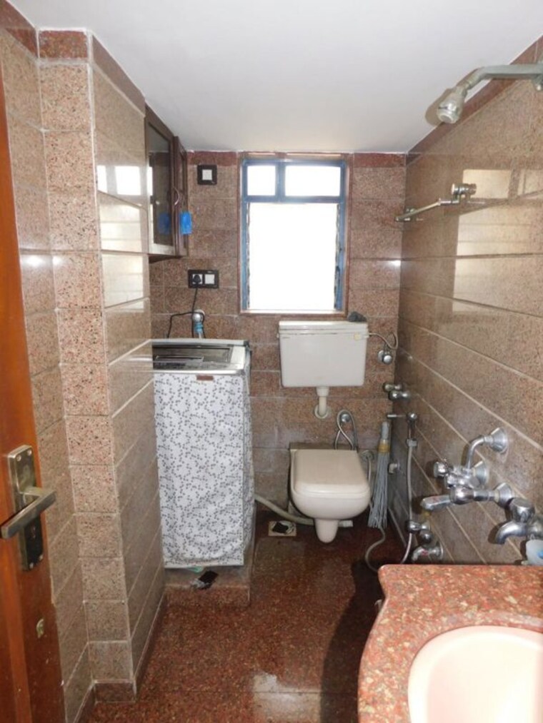 Bathroom, juhu 2 Bedroom 1100 Sq.Ft. Apartment In Juhu Mumbai 10354156