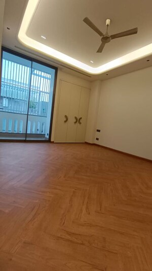 Room in 3.5 BHK Apartment at Defence Colony – for Rent
