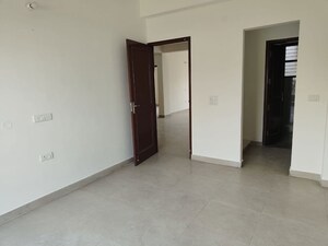 Room in 3 BHK Apartment at Unitech Fresco, Sector 50 – for Sale