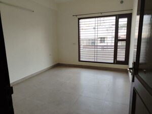 Room in 3 BHK Apartment at Unitech Fresco, Sector 50 – for Sale