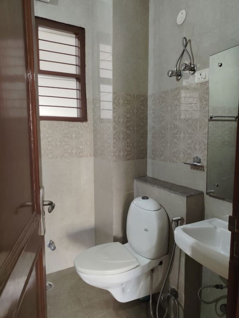 Bathroom, unitech-fresco 3 Bedroom 1877 Sq.Ft. Apartment In Sector 50 Gurgaon 10354199