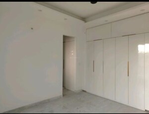 Room in 3 BHK Builder Floor at Sushant Lok Iii – for Rent