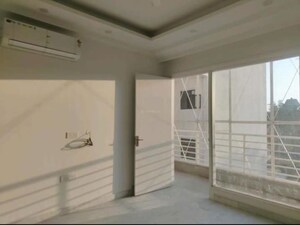 Room in 3 BHK Builder Floor at Sushant Lok Iii – for Rent