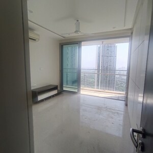 Room in 3 BHK Apartment at Oberoi Realty Esquire, Goregaon East – for Rent