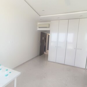 Room in 3 BHK Apartment at Oberoi Realty Esquire, Goregaon East – for Rent