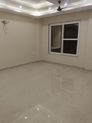 Room in 3 BHK Builder Floor at Sector 9a – for Sale