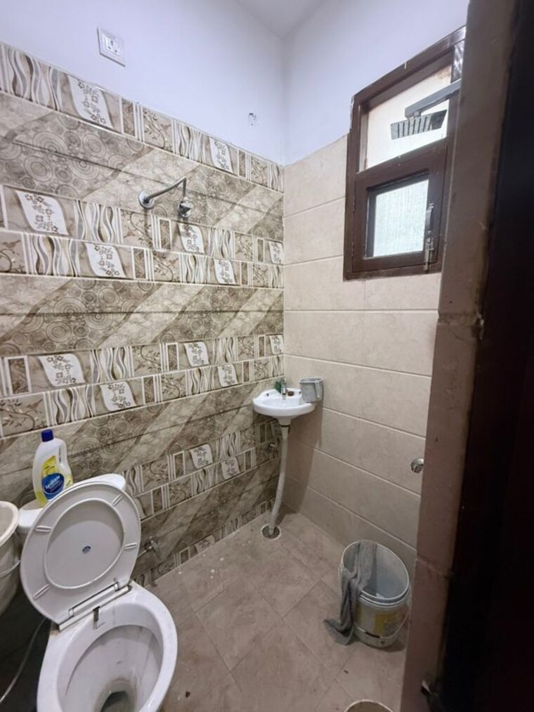 Bathroom, preet colony 3 Bedroom 125 Sq.Yd. Builder Floor In Preet Colony Zirakpur 10354405